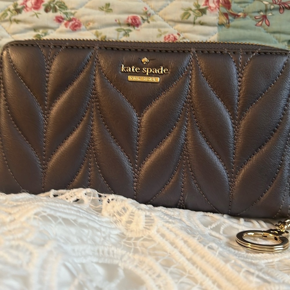 KATE SPADE QUILTED GUN METAL GRAY ZIPPY WALLET NWT